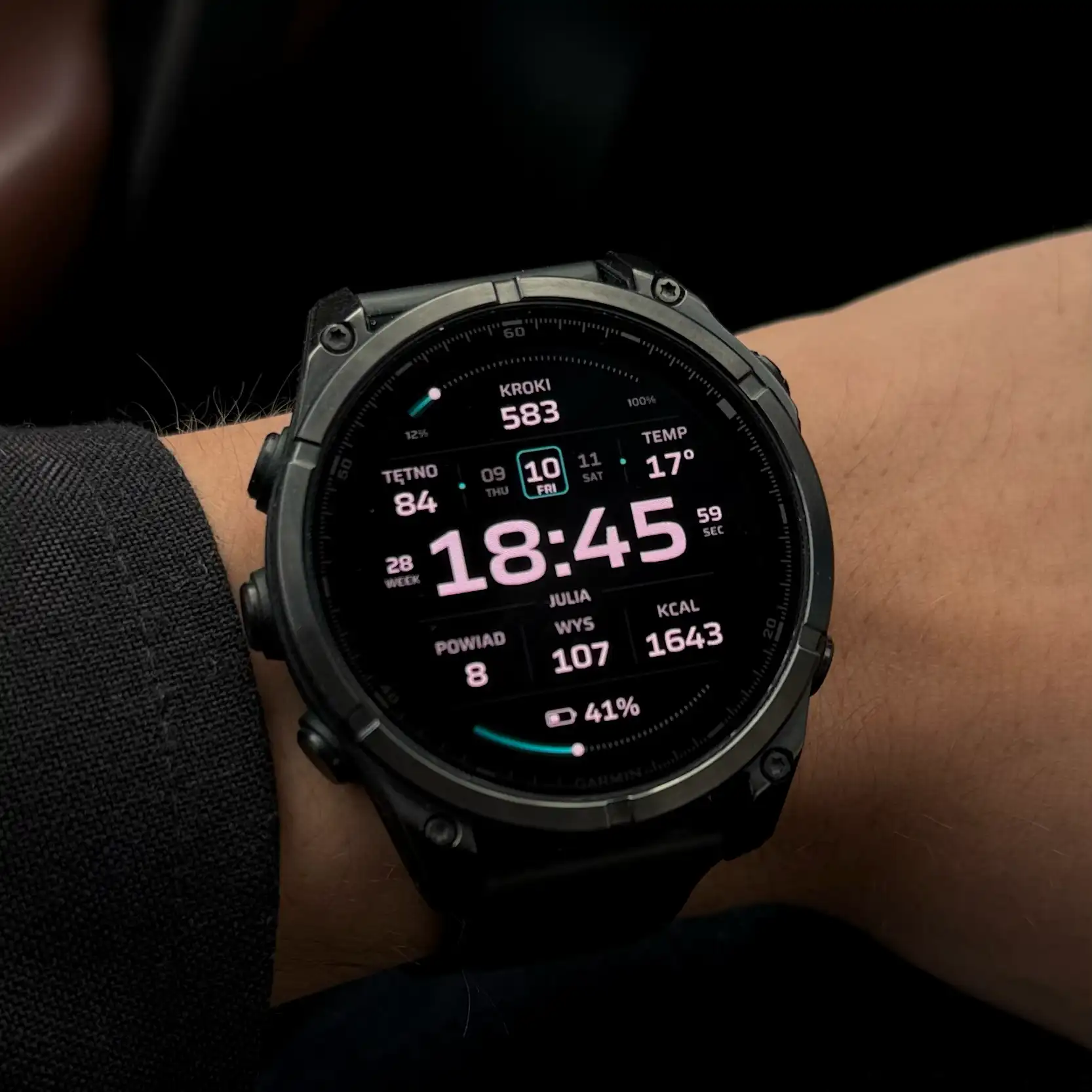 Quipu watch face with a custom accent color, low light